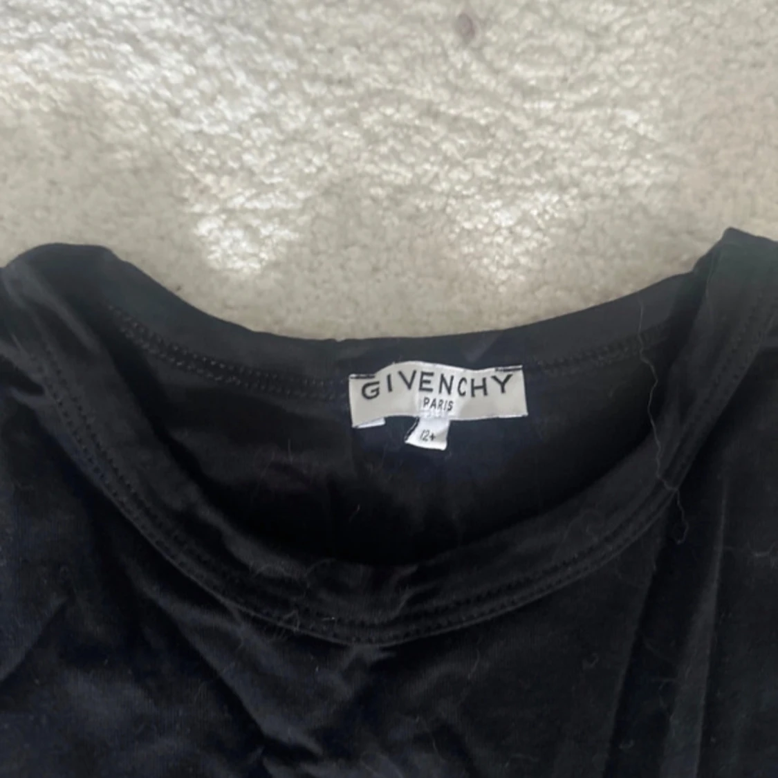 Svart Givenchy kjol med guldtext och matchande tröja - 3