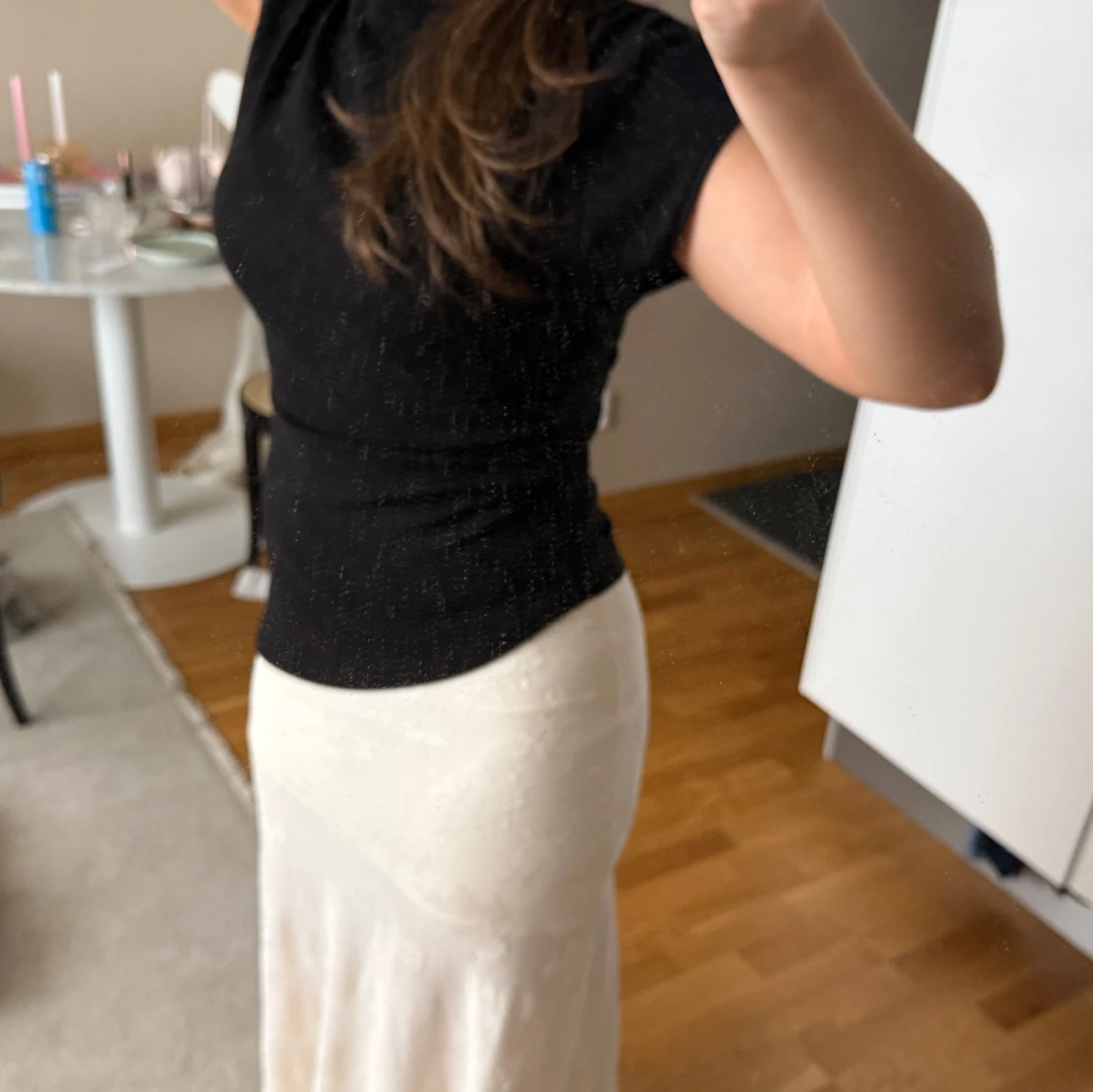 Svart figurnära topp med kort ärm - 2