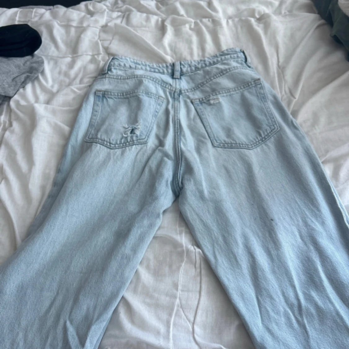 Ljusblå ripped jeans från H&M - 1