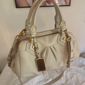 Marc Jacobs väska  - Baby groovee (cross body väska). Köpte den på deras egna hemsida💕skriv gärna om du vill ha mer information, äktenhetsbevis eller bilder. Inga defekter förekommer😇