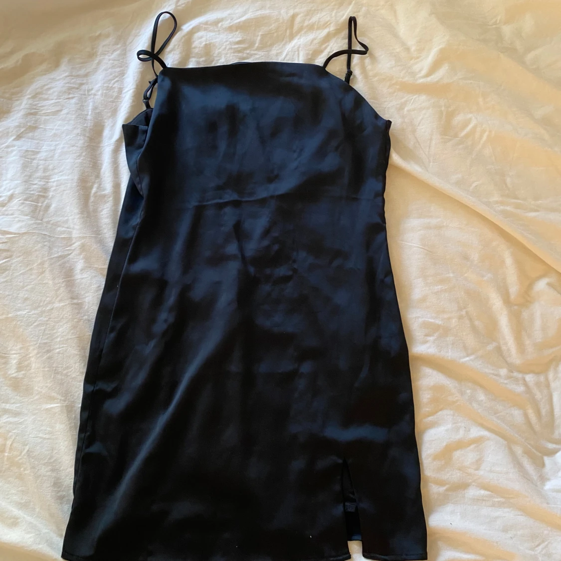 Svart satin klänning från BikBok - 3