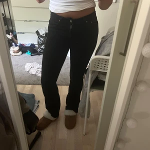 Svarta bootcut jeans från Gina Tricot - Svarta jeans från Gina Tricot med bootcut-modell. 