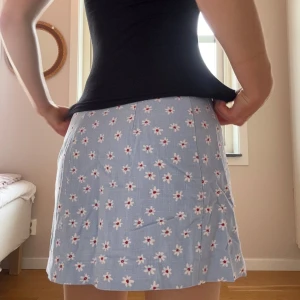 Gullig kjol - Så himla söt kjol som är till överflöd i min garderob tyvärr. Köpt i Portugal på Mango för 35 euro, och är använt endast några gånger så väldigt bra skick. Återkom för fler bilder.