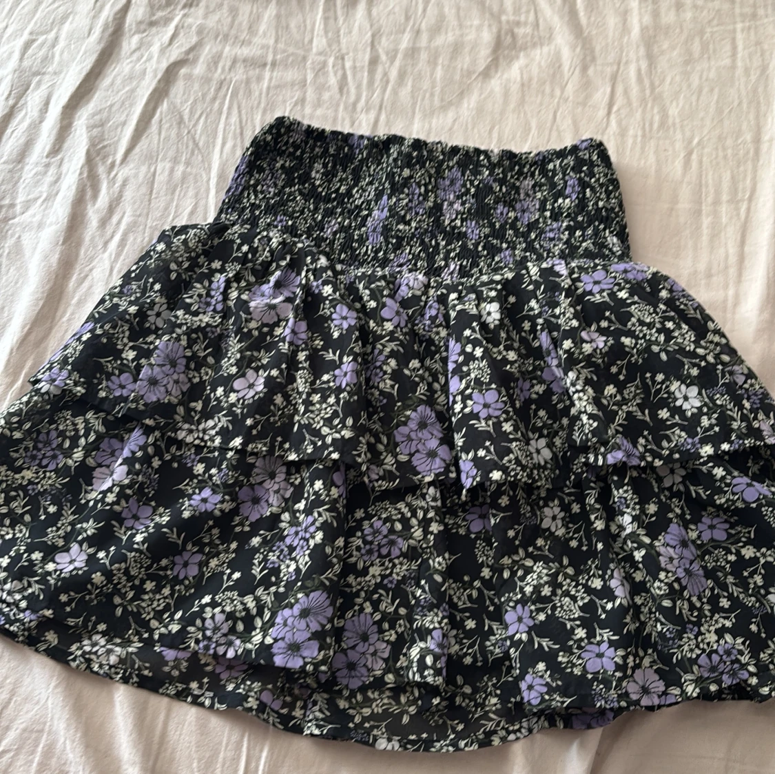 Svart blommig volangkjol