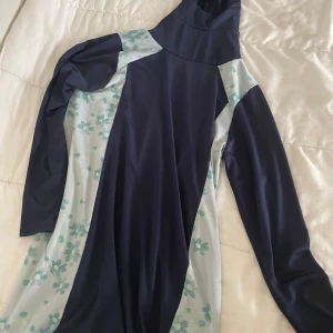 Marinblå islamiska badkläder  - Badkläder som är täckande tyvärr är den alldeles för stor för mig 