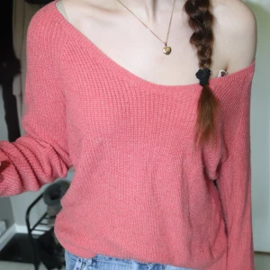 Rosa stickad offshoulder-tröja - Säljer en supermjuk stickad tröja i en snygg rosa nyans från GAP. Tröjan har en avslappnad offshoulder-passform och långa ärmar. Passar grymt till jeans eller kjol.