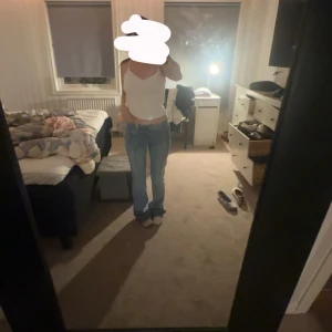 blå low waist flare/bootcut jeans  - Säljer ett par ljusblå jeans med bootcut-modell från gina young med lappen kvar på helt oanvänd säljer då de inte kommer till användning st 164 ja brukar ha jeans i xs-s de passar mej bra förutom lite långa jag är 156 