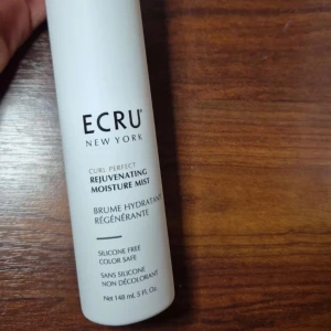 ECRU Hair Moisture Mist - Säljer denna Hair Moisture Mist för håret. Den är helt ny och endast testad med ett sprut. Förpackning medföljer. Köpt ifrån Ninth Avenue. Mer fakta om produkten står på deras hemsida. Köparen står för frakten. 