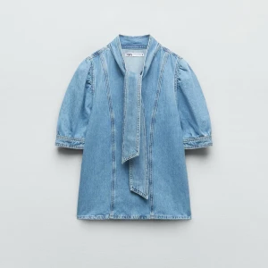 Jeans blus ifrån Zara  - Säljer denna ursnygga jeansblusen ifrån Zara, love den men inte min stil längre !! Jätte fint skick , knappt använd eftersom den inte va min stil😊 nypris 259kr