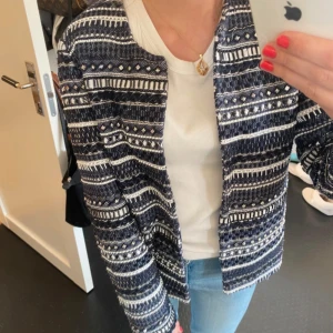 Mango kofta - Säljer denna svin coola kavajen/koftan från mango!!😚😚 Den har tappat några paljetter men det är inget man tänker på🤩