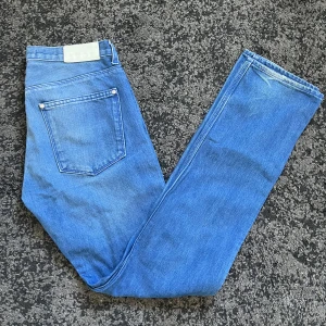 Acne Studios Jeans - Säljer ett par stilrena blå Acne Jeans – modell “Max/Flash” i storlek 30/32. Jeansen är i mycket bra skick och sitter i en snygg slimfit-passform. Nypriset ligger på ca 2500 kr, men jag säljer dem nu för endast 349 kr!  Perfekt för dig som gillar kvalitet och stil till ett riktigt bra pris. 💬 Hör gärna av dig vid frågor – priset kan självklart diskuteras!