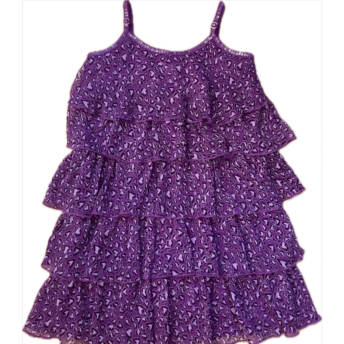 Lila volangklänning med hjärtmönster