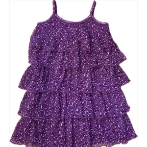 Lila volangklänning med hjärtmönster - Superfin lila kortklänning med volanger i flera lager och hjärtmönster. Smala axelband med paljettdetaljer och dragkedja bak. Perfekt för fester/kalas och för dig som vill ha något fint och svalt nu i sommar. 