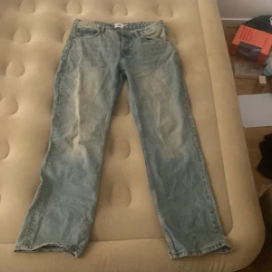 Ljusblå jeans från 157 Icon - Säljer ett par klassiska ljusblå jeans från 157 Icon. Jeansen har loose passform, fem fickor och slitna detaljer vid bensluten. Perfekt för dig som gillar en avslappnad och tidlös look. Materialet är tåligt denim i bomull.
