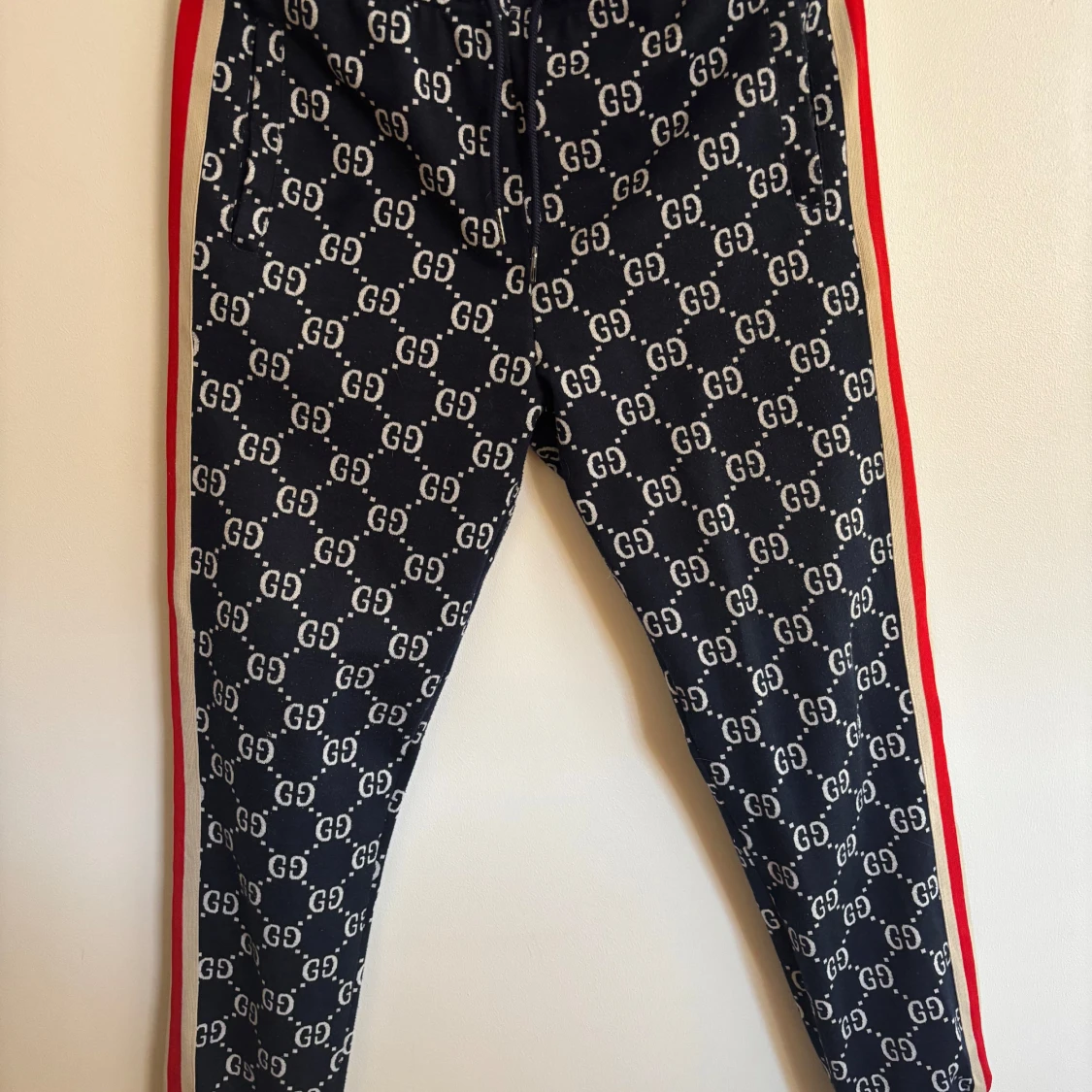 Gucci tröja/byxa med GG-mönster. 1000kr bara för tröjan/byxan.  - 4