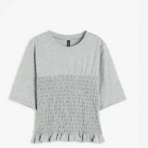 Grå topp med volang från H&M  - Grå topp från H&M! Säljer den då den inte konen troll användning🤍