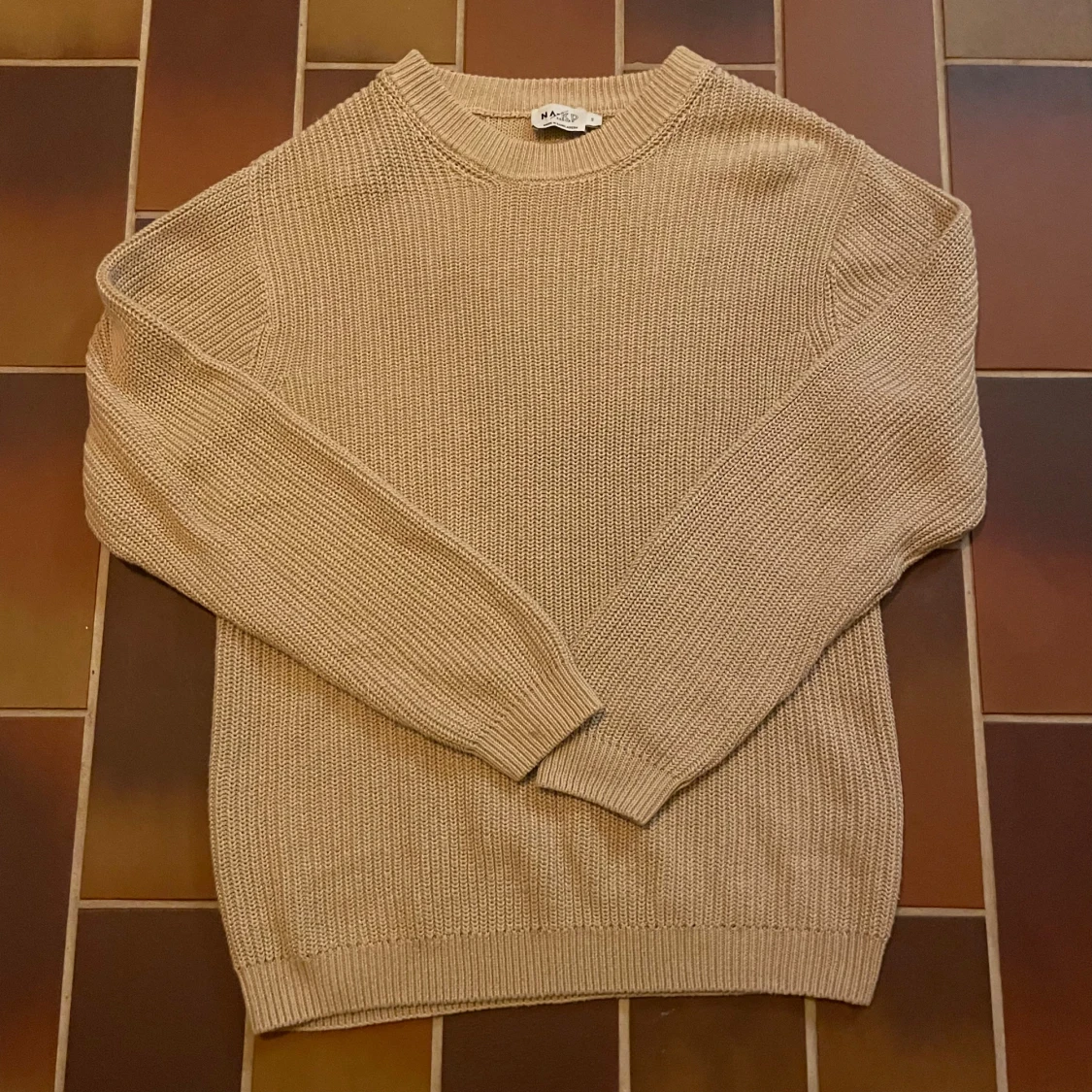 Beige stickad tröja från NA-KD