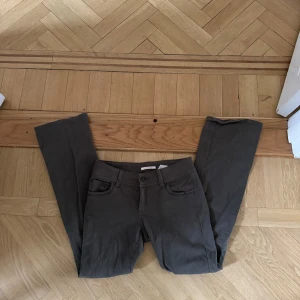 Mörkgröna bootcut jeans  - Snygga mörkgröna byxor med utsvängda ben, normal/lågmidjade 💛