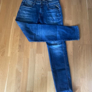 Blå Replay Anbass jeans herr - Snygga blå Replay Anbass Slim Fit jeans med W32 L34