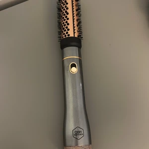 OBH Nordica värmeborste - OBH Nordica värmeborste. Två utbytbara borsthuvuden i metall och plast med svarta borst. Perfekt för att styla och forma håret med volym. Elektrisk med sladd och enkel knapp för inställning.💕