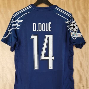 Désiré Doué fotbollströja PSG 24-25 - Désiré Doué PSG repIika fotbollströja 24-25. Helt ny med tag. Storlek: Medium