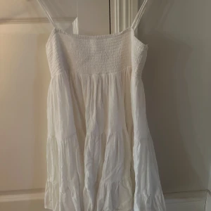 Vit Zara klänning  - Superfin vit klänning från Zara som tyvärr är för liten för mig och kommer därför inte till användning ❤️bara att skriva för fler bilder 🥰