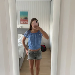 Blå topp - Säljer denna super söta blåa toppen från Kappahl då den inge används på länge!💕 Storlek 158/164💕