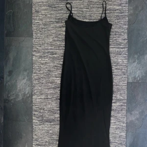 Svart långklänning med smala axelband - Svart långklänning i nyskick!