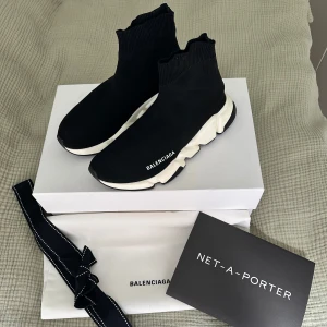 Balenciaga Speed Trainer sneakers  - Intressekoll på mina Balenciaga Speed Trainer sneakers i svart med vit chunky sula. Strumpliknande design med Balenciaga-logga på sidan. Säljs med låda, dustbag och presentsnöre. Köpta hos Net-a-porter så kvitto finns som bevis på äkthet. Möts upp vid seriös affär, inga skambud tack. 