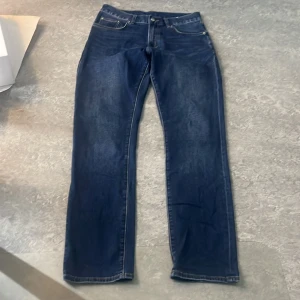 Mörkblå Straight fit jeans - Mörblå jeans från brothers med en svag fade. Bra skick bra pris