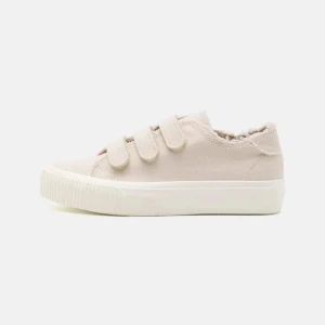 Beige sneakers med kardborre från Even&Odd - Snygga beige sneakers från Even&Odd med tre breda kardborreband och råa kanter för en cool look. Skorna har platt vit sula och är tillverkade i textilmaterial. Perfekta för dig som gillar enkel och stilren design med en twist. använda få gånger