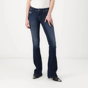 Bootcutjeans - Supersnygga lågmidjade bootcut jeans från Diesel. Använda nån enstaka gång. OBS jeansen på bilden är inte samma storlek som den jag säljer, på bilden har jag storlek 30x32, och de jag säljer är 26x32, alltså ungefär strl XS 💞 Inköpta för 1600 kr