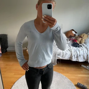 Ljusblå tröja från Gant  - Supersnygg ljusblå tröja från Gant som passar till allt och ger din outfit en stilren touch💕Tröjan är i strl Xs men passar även S! Pris kan såklart diskuteras och hör av dig vid minsta fundering! 💕