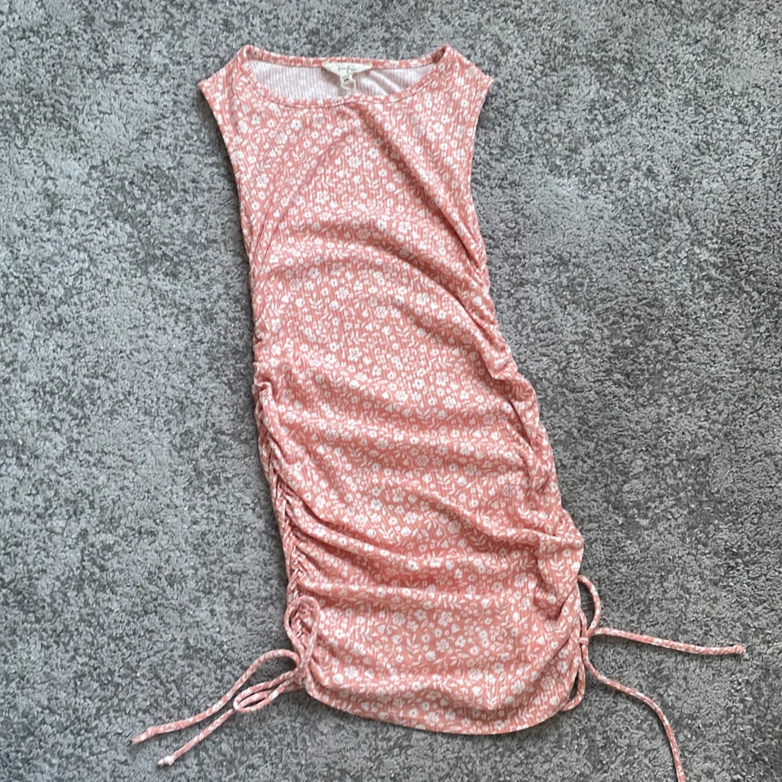 Rosa blommig kortklänning med snörning