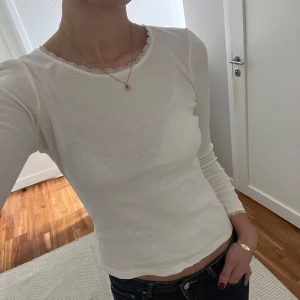 Vit långärmad topp med spetskant - Från other stories. Lappen i nacken är borta men tror det är en XS!!💖💖