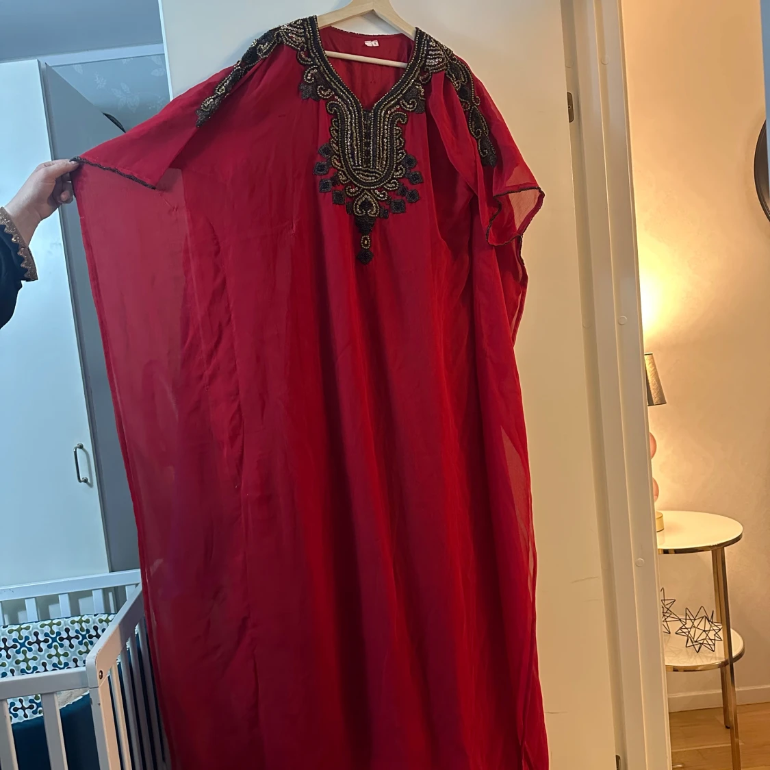 Röd onesize långklänning med broderier - 1