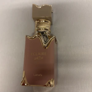 Lattafa Eclaire parfym 80ml - Lyxig parfymflaska. Rymmer 100 ml och har en exklusiv design som sticker ut i parfymhyllan. Den ör inspirerad av Bianco latte. Nästan full 