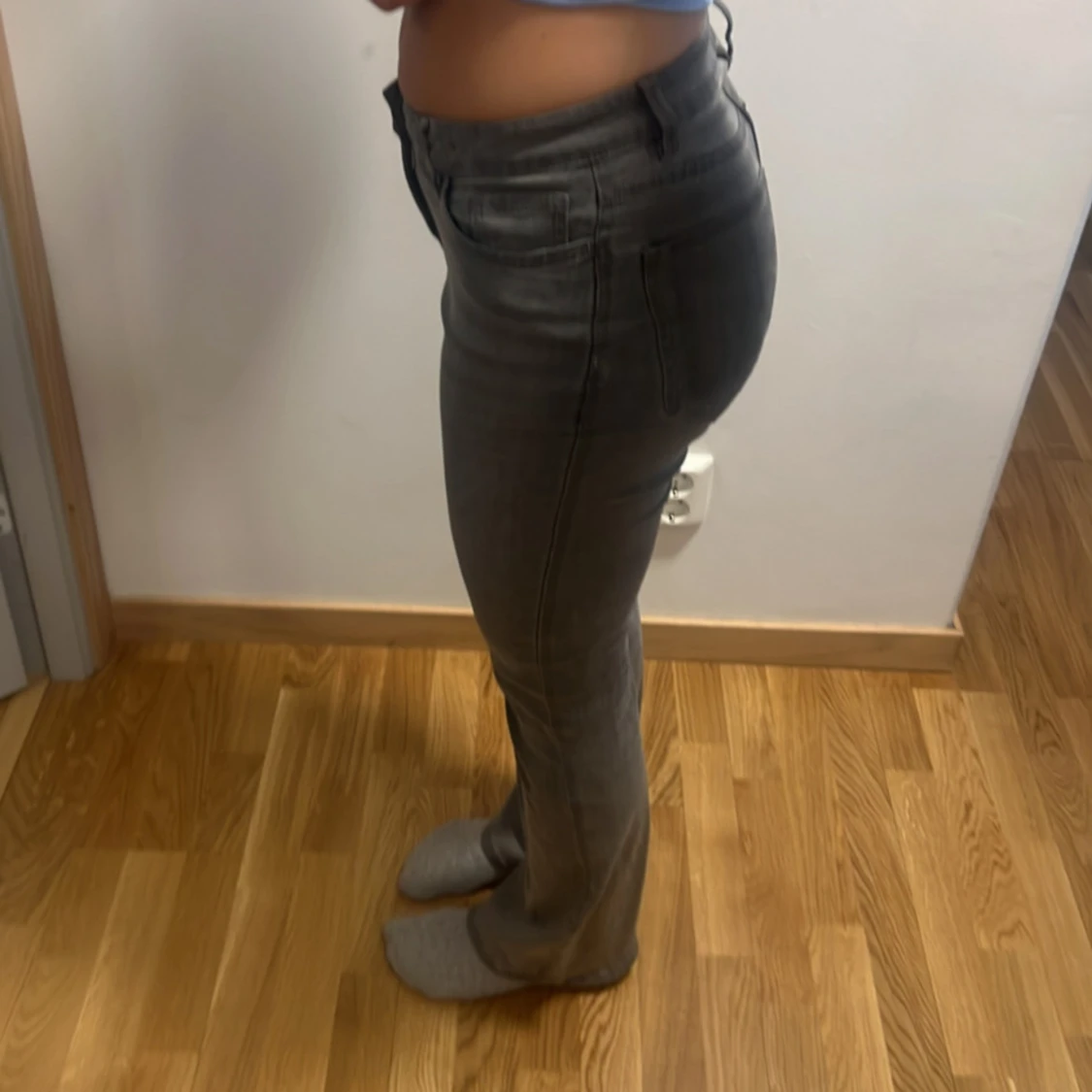 Grå bootcut jeans med låg/medel midja - 1