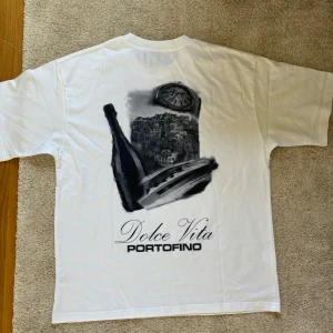 Notre succes T-shirt  - Helt ny notre succes T-shirt som är endast testad. Säljer den pga den var för liten för mig. 