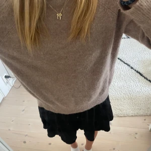Beige stickad tröja från Zara🙌🏼💗⭐️ - Supermjuk och fluffig beige stickad tröja från Zara med rund halsringning och långa ärmar. Använd flera gånger men har knappt slitage! Perfekt till hösten eller med en kjol 💗