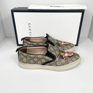 Gucci Slip-ons - Gucci slip-ons med klassiskt GG-monogram i beige. Box och dustbags medföljer. Cond: 7/10. Retail: 8,000 SEK.