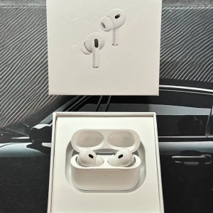Hörlurar AP Pro 2  - AP Pro 2 med brusreducering, transparensläge, spatialt ljud. Kommer med laddningsetui, lightning-kabel och Apple-liknande design.  ✅ Brusreducering & transparensläge ✅ Pop-up-fönster vid anslutning ✅ Ljud & mikrofon i hög kvalitet ✅ ApCare-support ✅ Perfekta till vardags, träning eller som present 