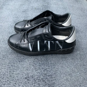 Valentino open - Obs! Äkta men dåligt skick! Endast skorna fås med, skickar samma dag!