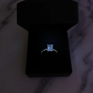 Lyxix guldpläterad ring i äkta silver - LED-presentbox ingår - Elegant ring tillverkad i äkta silver direkt från lagret. Vackert 18K guldpläterad! Den levereras i lyxig LED-box som lyser upp ringen när du öppnar den. Perfekt som gåva eller till dig själv. Finns även i oval stenform. Vid köp av alliansring eller 2 ringar blir priset 699. Storlek: 16,17. Alliansring finns i storlek 16,17,18.                                                                                           