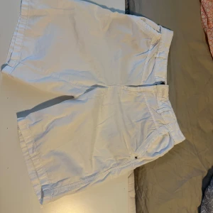 Vita bermudashorts från Esprit - Snygga vita bermudashorts från Esprit med klassisk passform och midja i storleken 34. 