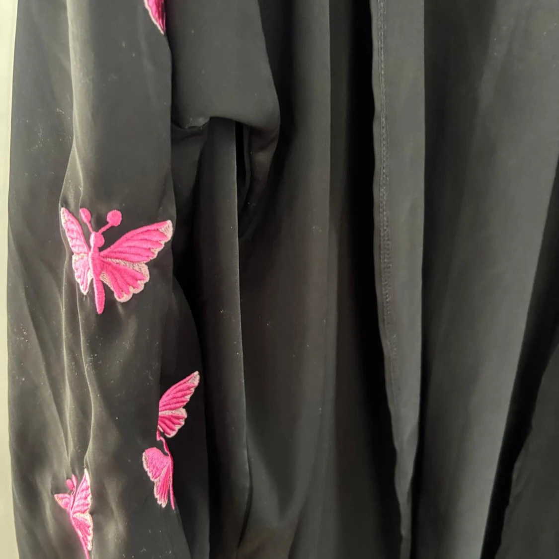 Svart långklänning med broderade fjärilar, Storlek Onesize 36/46 passar! - 3