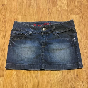 Miniskirt - Miniskirt som är köpt på second hand. Den har inga defekter. Kontakta mig om du har fler frågor 😊