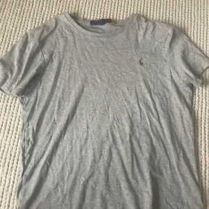 3 PACK T SHIRTS - Säljer dessa tröjor då jag ej använder dem, Ralph lauren är L och Dem andra M. Dem kan även säljas separat. Skicket på tröjorna är som ny men ingen prislapp kvar.