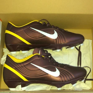 Nike mercurial vapor 1 Regen - Fina fotbollskor som jag köpt då jag investerat på dem men behöver pengar så dags att sälja första paret lila/brun storlek 41 passar 42 också samma med det silvriga r9. Pris kan diskuteras 