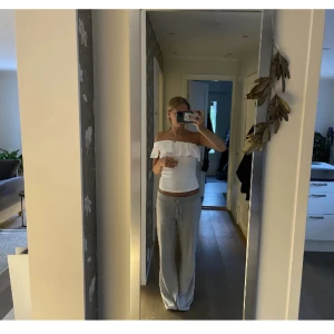 One shoulder top - så fin men kommer tyvärr inte till användning. Helt oanvänd!!💗 pris kan diskuteras